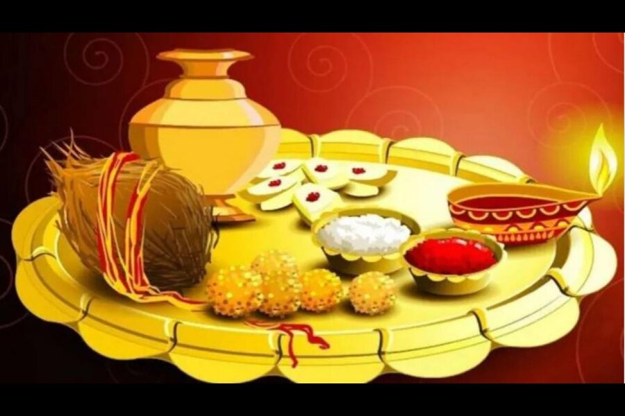 এই বছর ভাইফোঁটার বাজারদর আকাশচুম্বী। মধ্যবিত্তের মাথায় হাত। মিষ্টি থেকে শুরু করে মাছ-মাংস, সব কিছুর দামই উর্দ্ধগামী। রেহাই পায়নি সবজির দরও। 