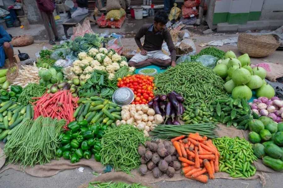 চলতি বছরে দক্ষিণবঙ্গে বন্যা পরিস্থিতির কারণে শাকসবজির মূল্য বেড়েছে। বিশেষ করে অনেক সবজি পচে যাওয়ার কারণে বর্তমানে সবজির দাম অনেকটাই বৃদ্ধি পেয়েছে।   বাজারে বেগুনের দাম ১৫০-১৭০ টাকা, পটল ৮০ টাকা, জ্যোতি আলু ৩০-৩২ টাকা। কাঁচালঙ্কা ২০০-২৫০ টাকা প্রতি কেজি হিসাবে বিক্রি হচ্ছে। তা ছাড়াও টমেটোর দাম ১০০-১২০ টাকা এবং বিনস ১০০ টাকা প্রতি কেজি। ছোট ফুলকপি পিস ৩০-৪০ টাকা। 