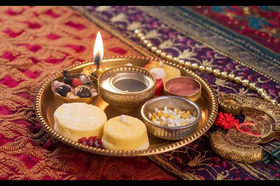 আর এর প্রভাব পড়েছে মিষ্টির দামের ওপর। ভ্রাতৃদ্বিতীয়ার আগের দিন মিষ্টির এই চড়া দামেও কোনও রকম ভাটা পড়েনি। মিষ্টির দোকানগুলিতে এক দিন আগে থেকেই মিষ্টি কেনার লম্বা লাইন চোখে পড়ার মতো। এই প্রতিবেদনটি ‘আনন্দ উৎসব’ ফিচারের একটি অংশ।