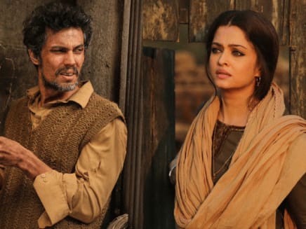 রণদীপ হুডা এবং ঐশ্বর্যা রাই (সর্বজিৎ)- ভাই বন্দি পাকিস্তানের জেলে। বিচারের আশায় পথে বসে দিদি। ২০১৬ সালে মুক্তিপ্রাপ্ত ‘সর্বজিৎ’ ছবির কাহিনি নাড়া দেয় দর্শকদের হৃদয়ে। ছবিতে ভাই-বোনের চরিত্রে রণদীপ হুডা এবং ঐশ্বর্যা রাইয়ের অভিনয় করতালির যোগ্য। 