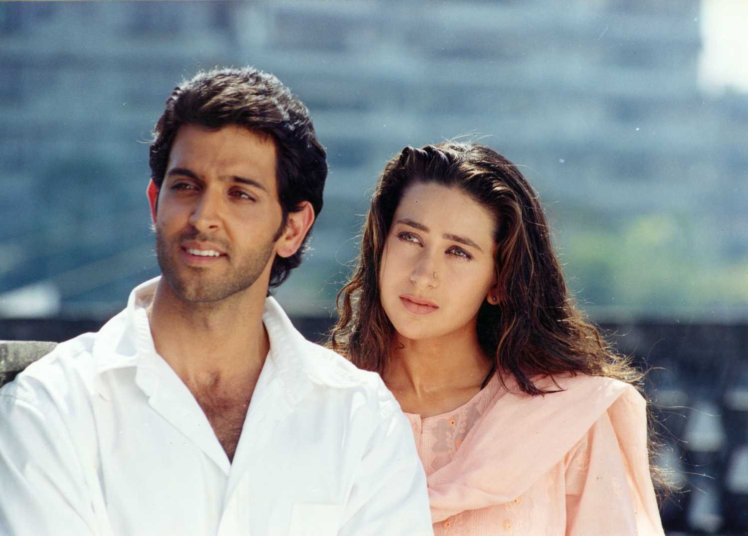 হৃতিক রোশন এবং করিশ্মা কাপুর (ফিজা)- দীর্ঘ সময় পর ভাইয়ের সঙ্গে সাক্ষাৎ, কিন্তু ভাই তো ততক্ষণে… না, পুরো গল্পটি জানতে গেলে ছবিটিই দেখতে হবে। খালিদ মহম্মদ পরিচালিত ‘ফিজা’ ছবিতে ভাই-বোনের ভূমিকায় অভিনয় করেছিলেন হৃতিক রোশন এবং করিশ্মা কাপুর। 