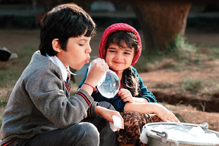 দরশিল সাফারি এবং জিয়া বস্তানি (বম বম বোলে)- এই ছবিতে ভাই-বোনের মধ্যে ছোটবেলার যে মধুর সম্পর্ক, তা আপনাকে নিজের ছোটবেলায় ফিরিয়ে নিয়ে যেতে বাধ্য। ছবিতে ভাই-বোনের চরিত্রে অভিনয় করেছেন দরশিল সাফারি এবং জিয়া বস্তানি। 