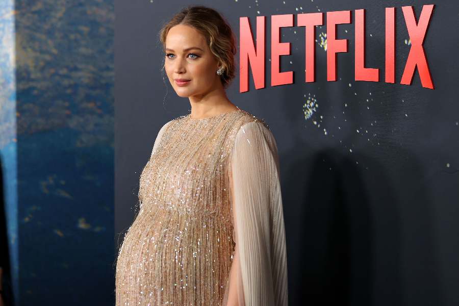 গত অক্টোবর মাসেই সুখবর প্রকাশ্যে এনেছেন অস্কার-জয়ী অভিনেত্রী। এখন কেবল সময়ের অপেক্ষা।