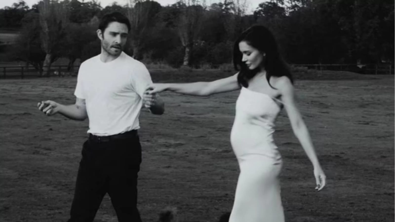 অগস্ট মাসেই বিবাহ সেরেছিলেন তাঁরা, ভারতে যখন পুজোর মাস, তখনই এল সুখবর। অন্তঃসত্ত্বা ব্রিটিশ অভিনেত্রী ও মডেল এমি জ্যাকসন। 