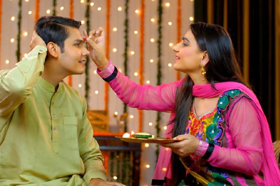 ভাইফোঁটার সাজ হোক ঘরোয়, স্নিগ্ধ। 