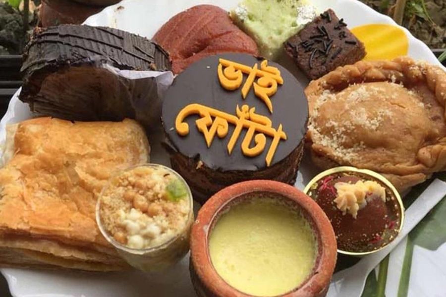 দুর্গাপুজো কালীপুজোর পর বাঙালিদের জীবনে আর এক বড় পার্বণ হল ভাইফোঁটা। যেখানে ভাইদের ফোঁটা দেওয়ার পাশাপাশি দারুণভাবে ভুঁড়িভোজও চলতে থাকে। তাই এ দিন বোনেরা যথেষ্ট চিন্তায় থাকেন যে নিত্যনতুন কী কী পদ সাজিয়ে ভাইদের আপ্যায়ন। তাই বোনেদের চিন্তা দূর করতে রইল কিছু পদের হদিস।