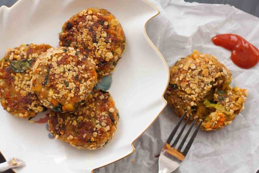 এখন অনেকেই বেশি তেল মশলা ভাজাভুজির চাইতে বেশি স্বাস্থ্যকর খাবারই পছন্দ করেন। তাই নতুনত্ব পদ হিসেবে জলখাবারে রাখতেই পারেন ভিন্ন স্বাদের ‘ওট্‌সের কবাব’।