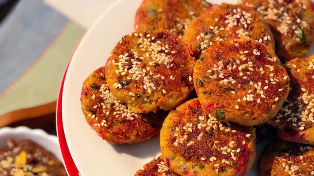 পছন্দমতো সমস্ত সবজি ভাল করে ধুয়ে, নুন দিয়ে হালকা সেদ্ধ করে নিন। একটি পাত্রে সবজির টুকরো, ওট্‌স, পেঁয়াজ কুচি, ধনেপাতা কুচি, কাঁচালঙ্কা কুচি ও সব গুঁড়ো মশলা একসঙ্গে মিশিয়ে নিন। এর পর তাতে পরিমাণমতো ময়দা ও বিস্কুটের গুঁড়ো মিশিয়ে মেখে নিন। এই মিশ্রণ থেকে ছোট ছোট বলের আকারে বা চ্যাপ্টা করে কবাবের মতো গড়ে নিন। তেল গরম হলে কবাবগুলি দিয়ে দুই পিঠ ভালভাবে ভেজে তুলে নিন। এরপর পাত্রে রেখে মনের মতো সাজিয়ে পরিবেশন করুন ‘ওট্‌সের কবাব’।