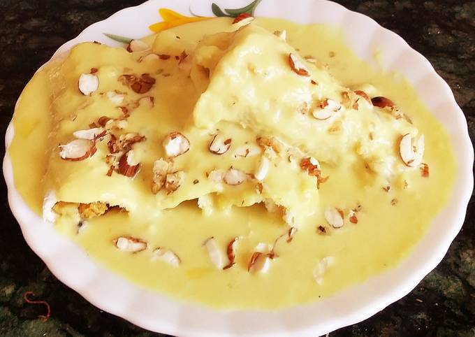 ভাইফোঁটা মানেই মিষ্টি। তাই জলখাবার হোক বা দুপুরের মেনু মিষ্টি তো রাখতেই হবে। তাই ভাইদের জন্যে নিজে হাতেই বানিয়ে নিন মালাই চমচম। 