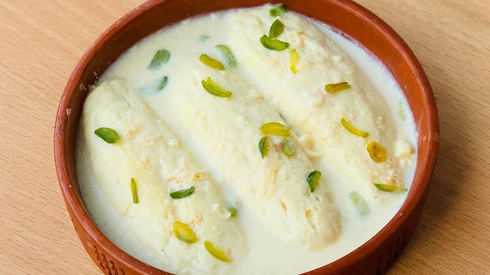 প্রথমে ছানার সঙ্গে ময়দা মিশিয়ে ভাল করে ৫ মিনিট মতো মেখে নিতে হবে। এরপর চিনি ও জল একসঙ্গে মিশিয়ে নিয়ে ফুটতে দিতে হবে। ফুটে উঠলে ঐ ছানার মন্ড থেকে লেচি কেটে পছন্দ মতো আকারের চমচম গড়ে ঐ ফুটন্ত জলে দিয়ে চাপা দিতে হবে। ২০মিনিট বাদ খুলে দেখতে হবে হয়েছে কি না। না হলে আর একটু ফুটিয়ে নিতে হবে। অপর একটা পাত্রে দুধের সঙ্গে মিল্কমেড মিশিয়ে ঘন মালাই করে নিতে হবে। তারপর এলাচ গুঁড়ো মিশিয়ে নিতে হবে। ঐ দিকে চমচম হয়ে গেলে হালকা হাতে রস চিপে তুলে নিতে হবে এবং উপরে ঐ মালাই দিয়ে দিতে হবে। ব্যাস! তা হলেই তৈরি দারুণ স্বাদের ‘মালাই চমচম’। এই প্রতিবেদনটি ‘আনন্দ উৎসব’ ফিচারের একটি অংশ।