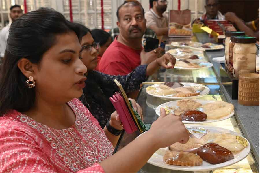 ভাইফোঁটা উপলক্ষে মিষ্টি কিনতে ভিড় ভবানীপুরের একটি দোকানে।