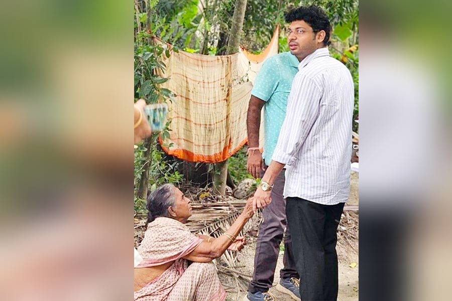 বিডিও-র হাত ধরে অনুনয় বৃদ্ধার। রানাঘাটের নোকারিতে।