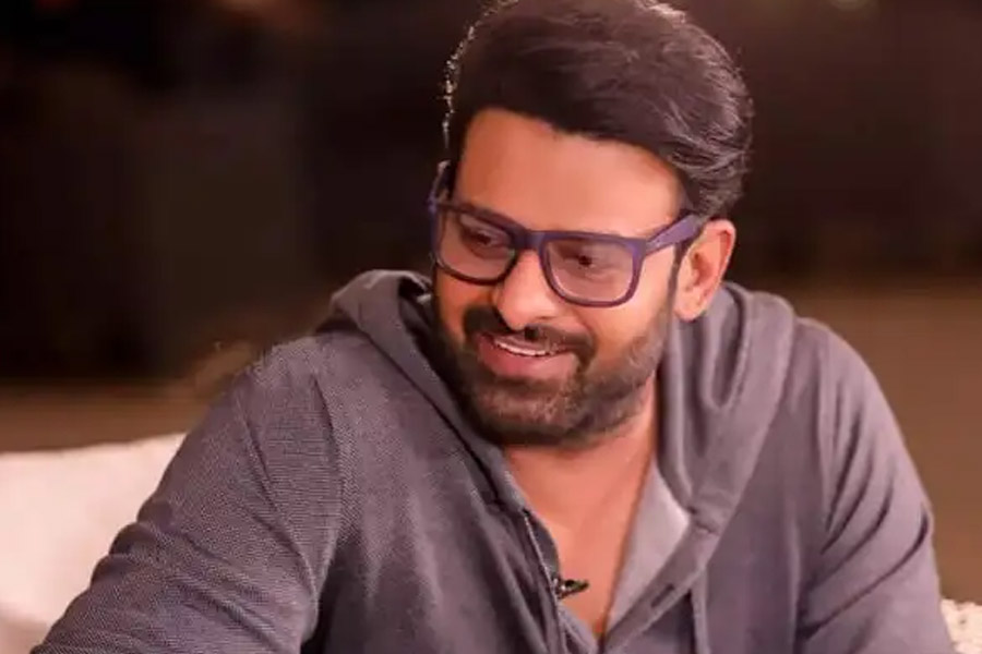 বলিপাড়া সূত্রে খবর, ‘পাঠান’ ছবিতে অভিনয়ের জন্য প্রভাসকে প্রস্তাব দিয়েছিলেন সিদ্ধার্থ। প্রভাস ভেবেছিলেন, তিনি মুখ্যচরিত্রে অভিনয় করবেন। কিন্তু তিনি জানতে পারেন যে, সেই চরিত্রে অভিনয় করছেন শাহরুখ। তখনই পরিচালকের প্রস্তাব ফিরিয়ে দিয়েছিলেন তিনি।
