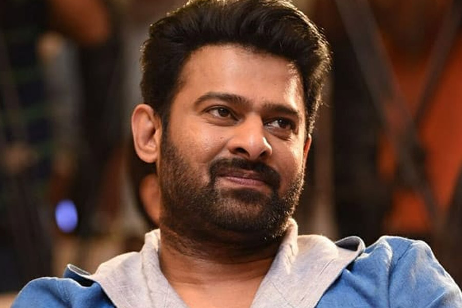 প্রভাস নাকি জানিয়েছিলেন, তিনি এমন ছবিতে অভিনয় করবেন যেখানে তাঁর চরিত্রই হবে চিত্রনাট্যের মধ্যমণি। কিন্তু ‘পাঠান’ ছবিতে প্রভাসের সেই ইচ্ছা পূরণ হয়নি।