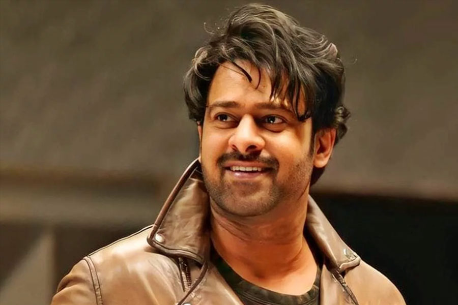 বলিউ়ডের গুঞ্জন, ‘পদ্মাবত’ ছবির চিত্রনাট্যের খসড়া পড়েছিলেন প্রভাস। প্রভাসের দাবি, ‘বাহুবলী ২’ ছবিতে তাঁর চরিত্রের যা গুরুত্ব রয়েছে তা রতন সিংহের চরিত্রের মধ্যে খুঁজে পাচ্ছিলেন না প্রভাস।