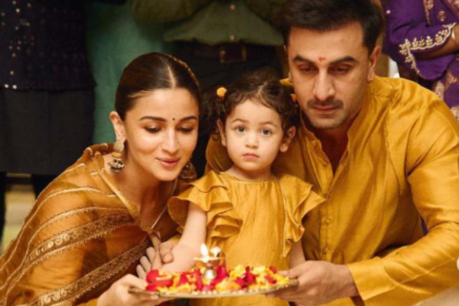 কুর্তা-পাজামা- কুর্তা এবং পাজামা। সামান্য সাজ, কিন্তু তাতেই যেন অপরূপা একরত্তি রাহা। পরনে কুর্তা-পাজামা, টেনে বাঁধা রয়েছে দুটো ঝুঁটি। সন্তানদের যেমন সাজাবেন, তাতেই তারা হয়ে উঠবে নজরকাড়া। আপনিও যদি আপনার খুদেকে ছিমছাম সাজেই পছন্দ করেন, তা হলে কপূর কন্যা রাহার মতো সাজই হয়ে উঠবে অনবদ্য।