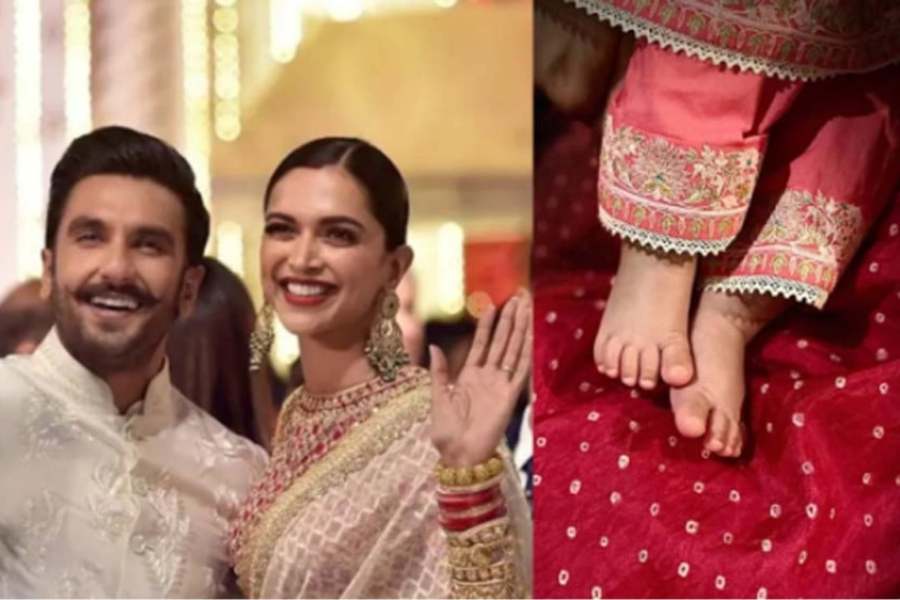 বয়স মাত্র দু’মাসের কাছাকাছি। ফুটফুটে দুয়া পাড়ুকোন সিংহের প্রথম ঝলকেই মুগ্ধ নেটদুনিয়া। ছোট্ট দুটো পা উঁকি দিচ্ছে পোশাকের আড়াল থেকে। তারও পরনে কুর্তা-পাজামা। সদ্যোজাতের ফ্যাশন তালিকায় রাখতে পারেন এই পোশাকটিকে। 