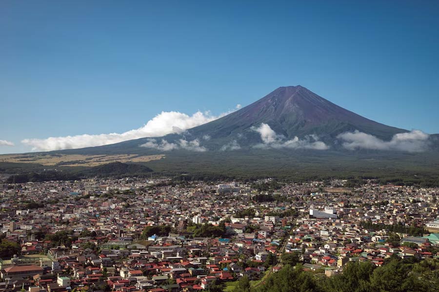 Mount Fuji Japan iconic mountain remains snowless breaks 130 year record 