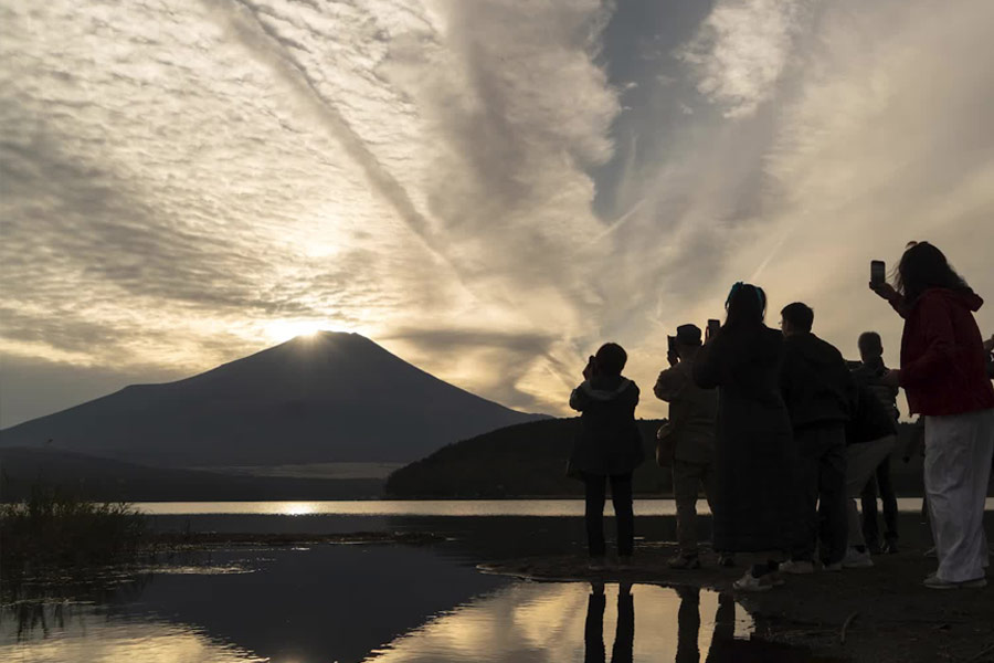 Mount Fuji Japan iconic mountain remains snowless breaks 130 year record 