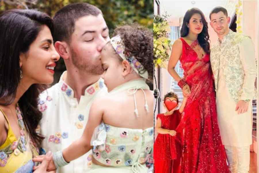 ফ্লোরাল প্রিন্টেড লেহঙ্গা-চোলি এবং দোপাট্টা- বাবা, মায়ের সঙ্গে রংমিলান্তি পোশাকেই চোখ টেনেছে মালতী। ছোট করে কাটা চুল, পরনে প্রিন্টেড লেহঙ্গা এবং চোলি। সঙ্গে বেশ কায়দা করে দেওয়া রয়েছে দোপাট্টা। সাজ বলতে স্রেফ মাথার ব্যান্ড এবং কানে ছোট্ট দুল। উৎসবের দিন এথনিক সাজে খুদেরা বরাবরই অনবদ্য।