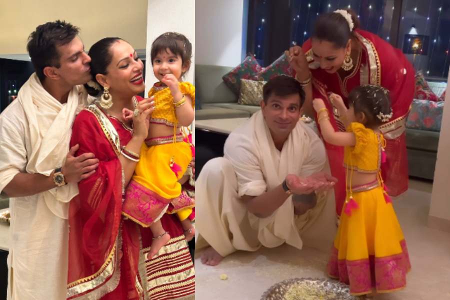 অন্য দিকে হলুদ লেহঙ্গায় মিষ্টি দেবী-ও! দু’হাতে চুড়ি এবং মাথায় ফুলের বাহার। পোশাক একই, কিন্তু পার্থক্য কেবল সাজে। মালতী এবং দেবীর মতো আপনিও আপনার একরত্তির জন্য বেছে নিতে পারেন একটি অভূতপূর্ব এথনিক লুক।