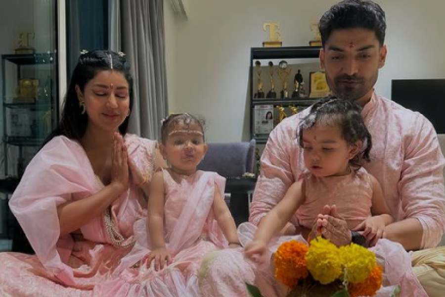 প্রিন্টেড ফ্রক- শিশুদের ফ্যাশনে হরেক রকম ডিজাইনার ফ্রক কোনও দিনই বাদ যাবে না। দেবিনা বন্দ্যোপাধ্যায়ের দুই কন্যাকেই দেখুন। মায়ের সঙ্গে মিলিয়ে কেমন লাল-সাদায় সেজে উঠেছেন। মাথায় আবার ফুলের বাহারও। পুজোর দিনে নিখাদ বাঙালি লুক চাইলে দেবিনার মতো আপনিও রংমিলন্তি পোশাকে সাজিয়ে তুলতে পারেন আপনার কন্যাদের। এই প্রতিবেদনটি ‘আনন্দ উৎসব’ ফিচারের একটি অংশ।