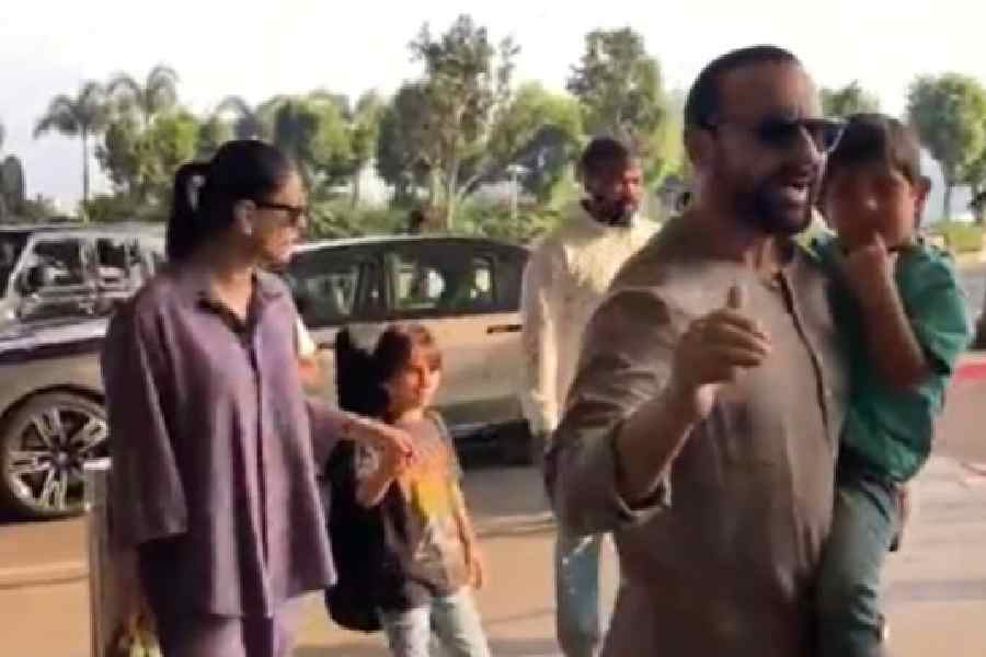 ঢিলেঢালা টি-শার্ট এবং জিন্স- উৎসবের মরসুমে ছুটির মেজাজে সইফ আলি খান এবং করিনা কাপুর। সঙ্গে দুই সন্তান জেহ এবং তৈমুর। পরনে ঢিলেঢালা টি-শার্ট এবং জিন্সের প্যান্ট। আপনারও যদি বেড়াতে যাওয়ার পরিকল্পনা থাকে, তা হলে টি-শার্ট এবং জিন্সেই আপনার সন্তানকে দিন স্পোর্টি লুক। এটি যেমন আরামদায়ক, তেমনই স্টাইলিশ। 