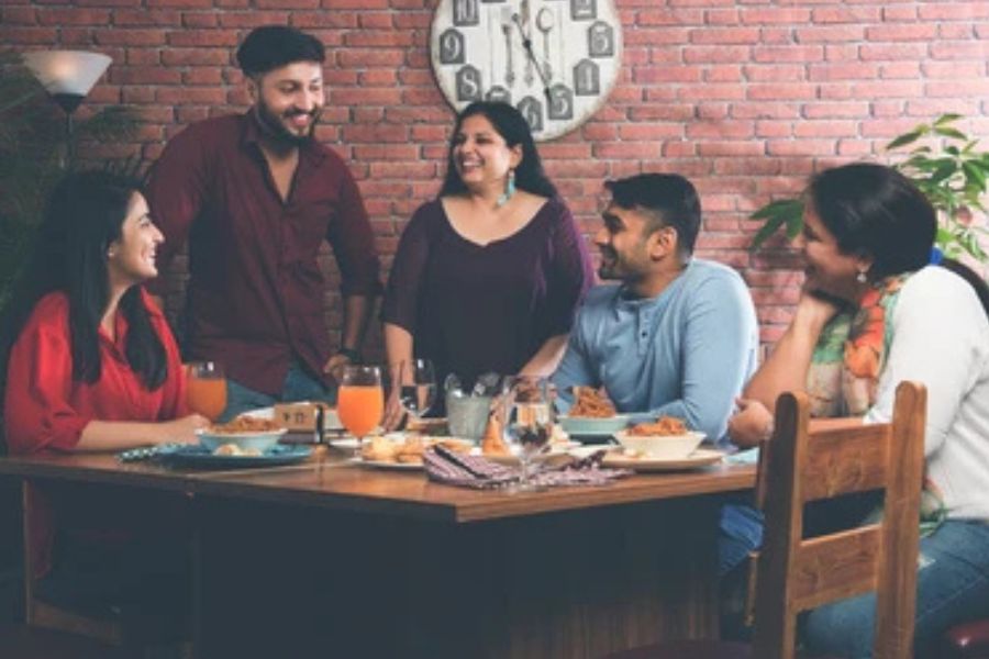 ভাইফোঁটার সন্ধেয় ভাই-বোনেরা একসঙ্গে আড্ডা দেবে না, তা-ও আবার হয়? সঙ্গে থাকবে বোনের হাতের স্পেশাল চা। এবং অবশ্যই 'টা'। ভাই এর বানানো হিঙের শিঙারা। 