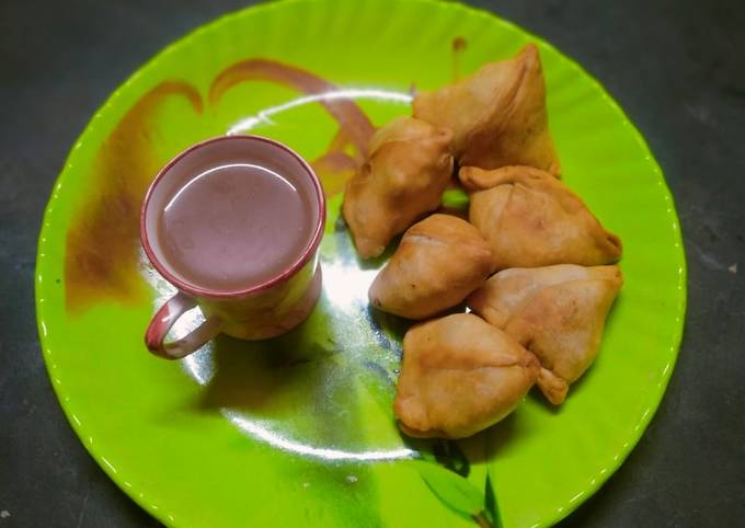 উপকরণ: ময়দা ২ কাপ, তেল ৪ টেবিল চামচ, নুন স্বাদ অনুযায়ী, সেদ্ধ আলু ৩-৪টি , পেঁয়াজ ১টি (কুচি করা), হিং ১/৪ চা চামচ, হলুদ গুঁড়ো ১/২ চা চামচ, জিরে ১/২ চা চামচ, কাঁচা লঙ্কা ১-২টি (কুচি করা), তেল ১-২ টেবিল চামচ, ধনে পাতা, কড়াইশুঁটি, কসৌরি মেথি, শুকনো লঙ্কা।