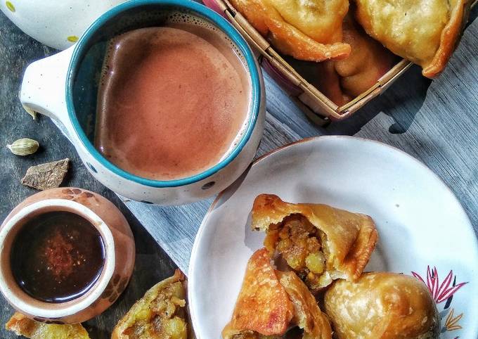 প্রণালী: একটা পাত্রে ময়দা, নুন, চিনি মিশিয়ে খুব ভাল করে ময়ান দিয়ে দিন। এতে শিঙারা খাস্তা হবে। তারপর জল দিয়ে ময়দা মেখে একটি ভেজা কাপড়ে এক থেকে দেড় ঘণ্টা জড়িয়ে রেখে দিন।