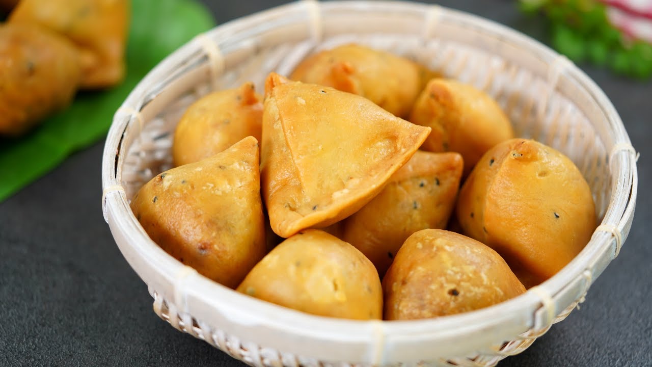 পুরের জন্য কড়াইয়ে তেল গরম করে হিং আর শুকনো লঙ্কা ফোড়ন দিয়ে দিন।