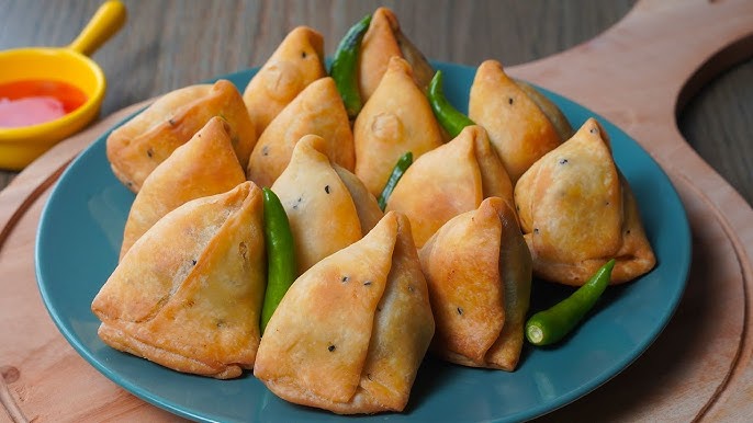 তার পরে সেদ্ধ আলু, কড়াইশুঁটি, লঙ্কাকুচি, কসৌরি মেথি ও নুন-চিনি দিয়ে ভাল করে নেড়েচেড়ে নিন। আঁচ থেকে নামিয়ে তা অন্য পাত্রে রেখে কিছুটা ঠান্ডা হতে দিন।