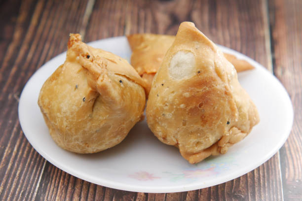 এ বার ময়দার লেচি করে বেলে নিন। এর মাঝখানে পুর ভরে শিঙারা গড়ে নিন এর পরে। 