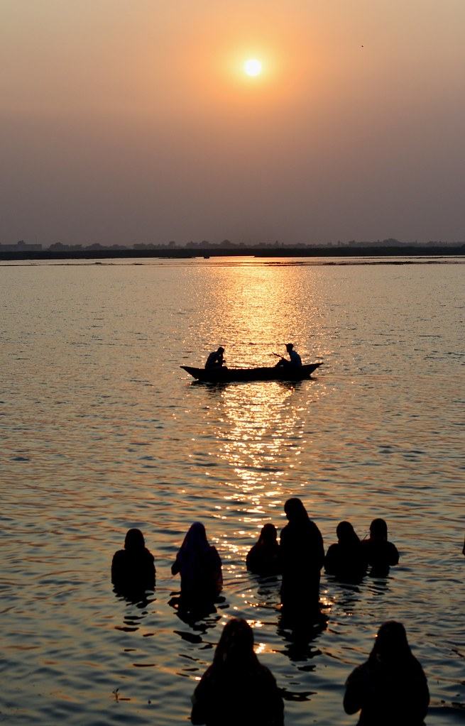 হিন্দুদের মধ্যে ছটপুজোর এক বিশেষ গুরুত্ব রয়েছে। এই সময়ে কঠিন উপবাসের মাধ্যমে সূর্যদেব এবং ছঠি মাইয়ার আরাধনা করেন ভক্তরা। 