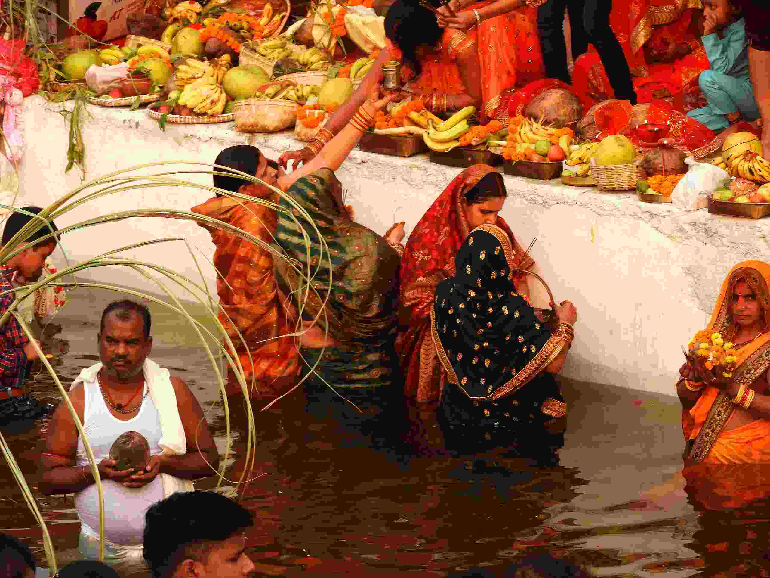 ছটপুজোর নির্দিষ্ট কিছু নিয়মকানুন আছে, যেগুলি মেনে চললে সংসারে বজায় থাকবে শান্তি। এই পুজোর আগেই জেনে নিন সেই নিয়মগুলি। 