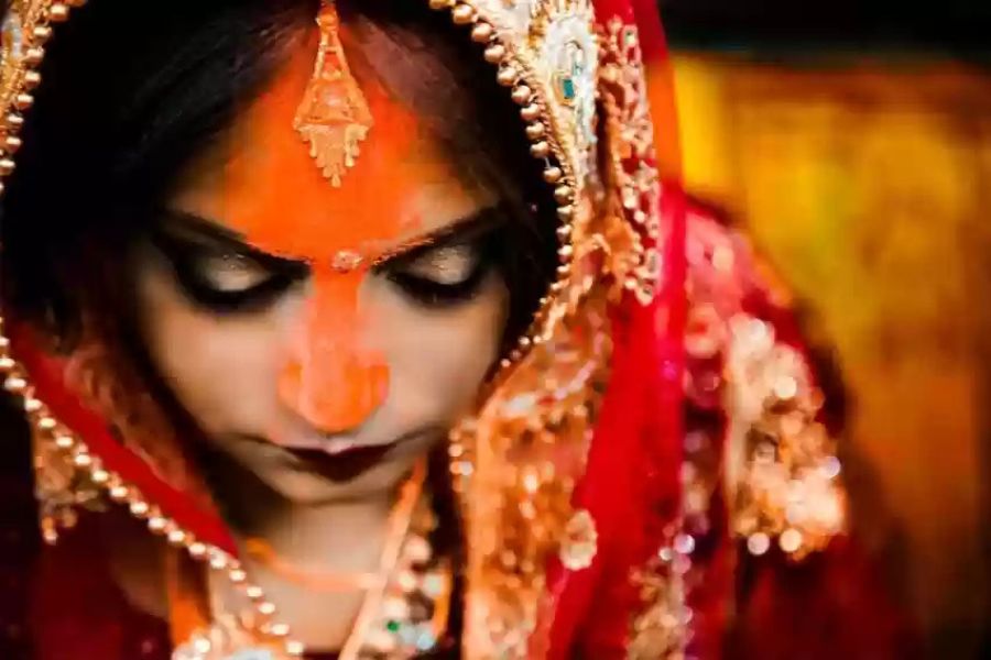 স্নানের পরে মহিলারা অবশ্যই কমলা রঙের সিঁদুর লাগাবেন। 