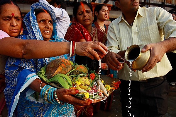 পুজো করার সময়ে সূর্যদেবতা এবং ছঠি মাইয়াকে দুধ দিয়ে পুজো করতে হবে। 