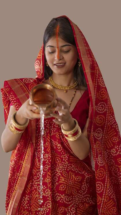 অনেকেরই বিশ্বাস, বিবাহিতাদের সিঁদুর-রেখা লম্বা হওয়া উচিত, যাতে সকলে তা দেখতে পান। এ কারণেই ছটপুজোর সময়ে যে মহিলারা উপোস করেন, তাঁরা মাথা থেকে নাক অবধি সিঁদুর পরেন। 