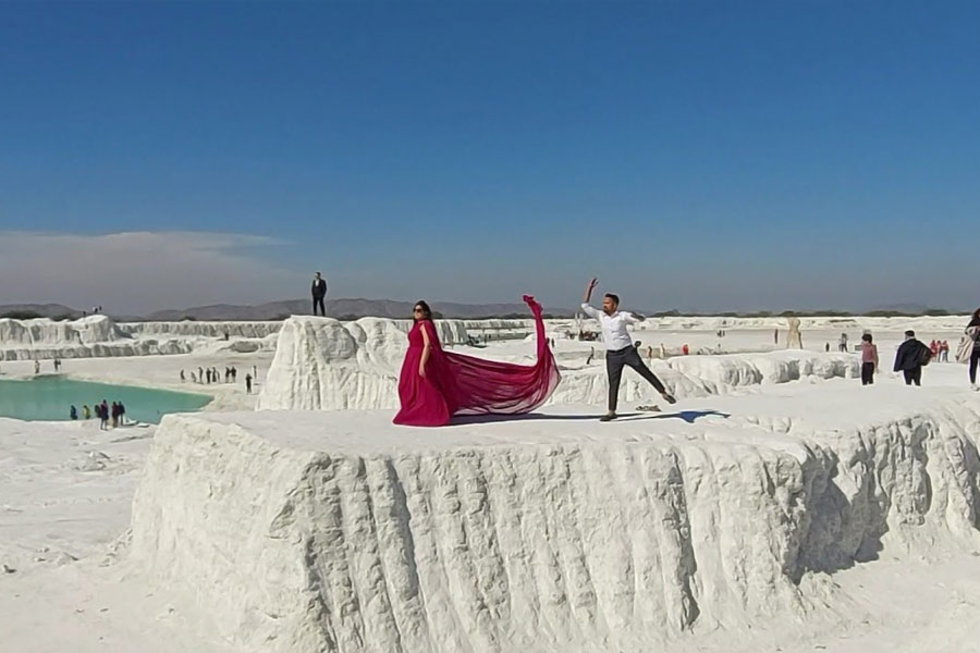 সাদা মার্বেল পাথরের গুঁড়ো জমে তৈরি এই স্থান। সেখানেই চলছে ফটোশ্যুট।