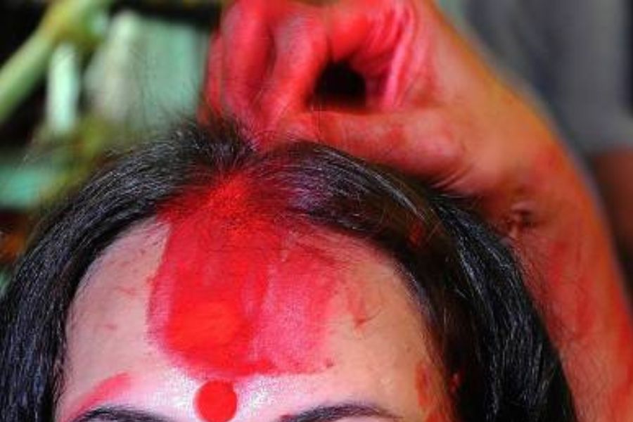 ধীরমতি বীরভানকে বুকে জড়িয়ে ধরে। স্ত্রীর সাহসিকতার প্রশংসা করে বীরভানও তার রক্তে মাখা হাত তার স্ত্রীর মাথায় রাখে।