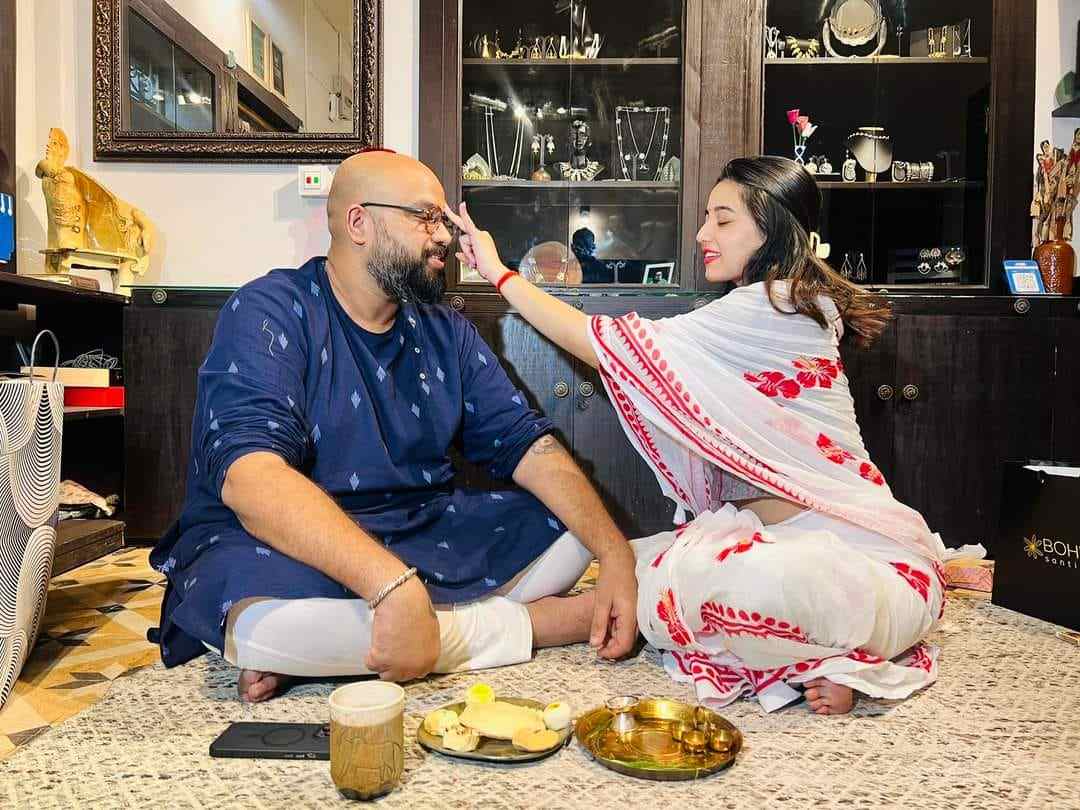 স্বস্তিকা দত্ত- নিজের দাদা নন, তবুও দাদাসম বন্ধু পোশাকশিল্পী অভিষেক রায়কে এ দিন ফোঁটা দিলেন অভিনেত্রী স্বস্তিকা।  