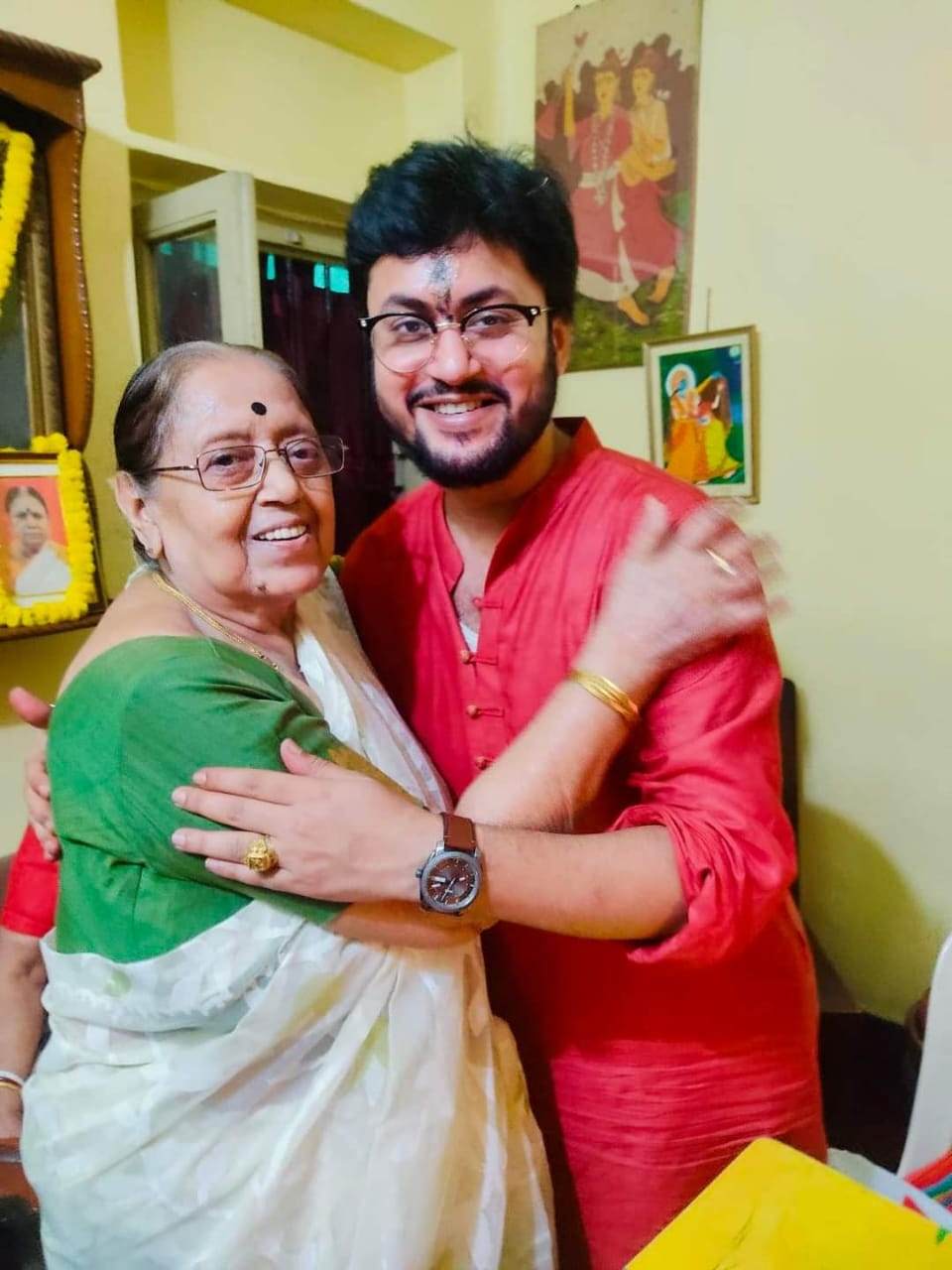 রাতুল মুখোপাধ্যায়- বাদ যাননি পরিচালক রাতুল মুখোপাধ্যায়ও। ভাইফোঁটা সারলেন মহা ধুমধামে। 