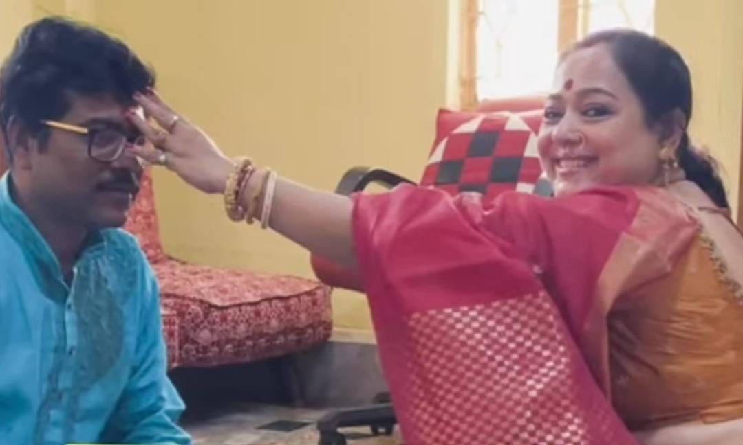 অপরাজিতা আঢ্য- দাদাদের ফোঁটা দিলেন অভিনেত্রী অপরাজিতা আঢ্য। এ দিন খোশমেজাজেই দেখা গেল অভিনেত্রীকে।  