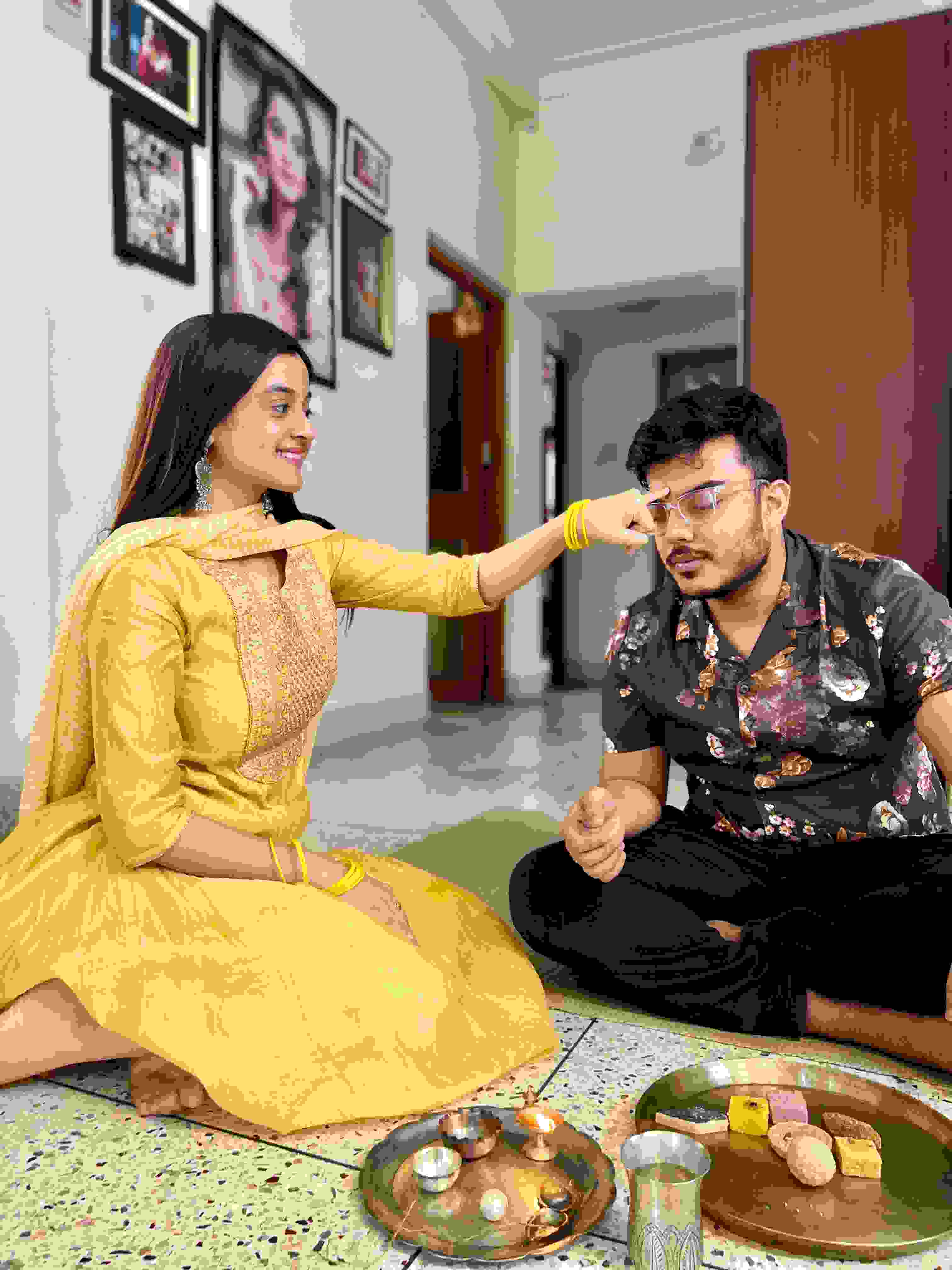 দর্শনা বণিক- নিয়ম নীতি মেনে ফোঁটাপর্ব সারলেন দর্শনা বণিকও। সমাজমাধ্যমে ছবিও আনলেন প্রকাশ্যে।  