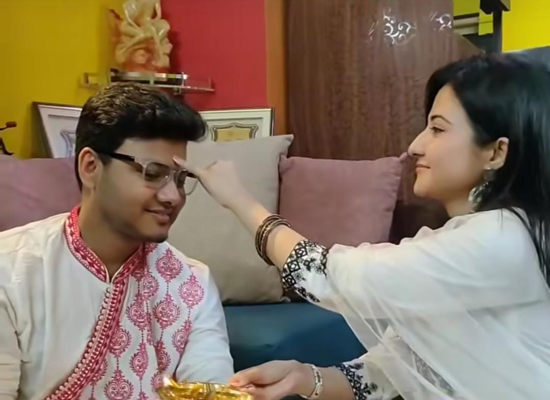 ঐশ্বর্য সেন- ভাইফোঁটায় দাদাদের সঙ্গে খোশমেজাজে ধরা দিলেন ঐশ্বর্য সেন। 