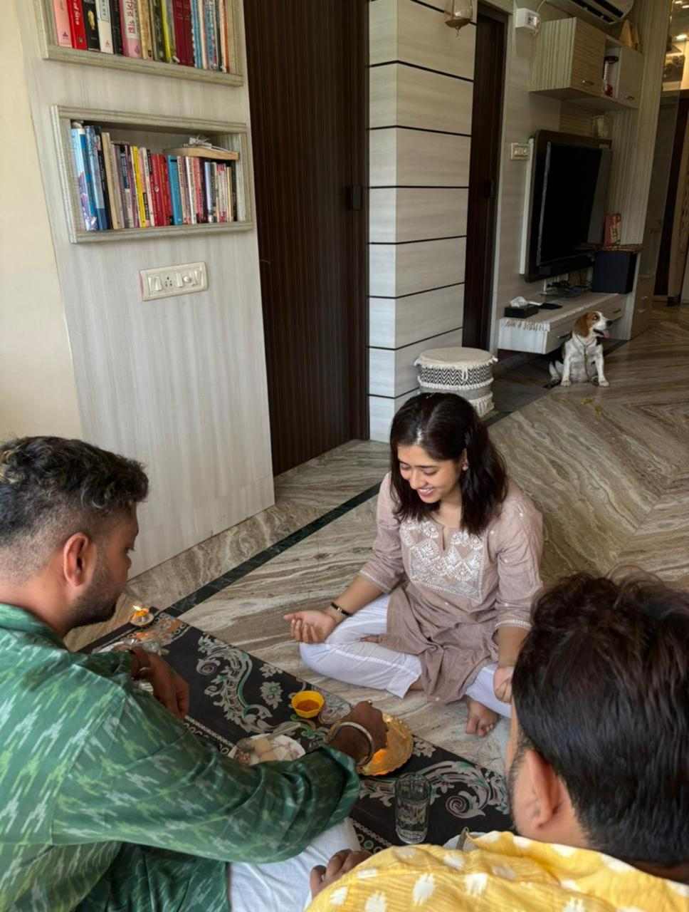 দিতিপ্রিয়া রায়- ভাইফোঁটা দিলেন দিতিপ্রিয়াও। নিয়ম মেনেই ফোঁটাপর্ব সারলেন পর্দার ‘রাসমণি’।