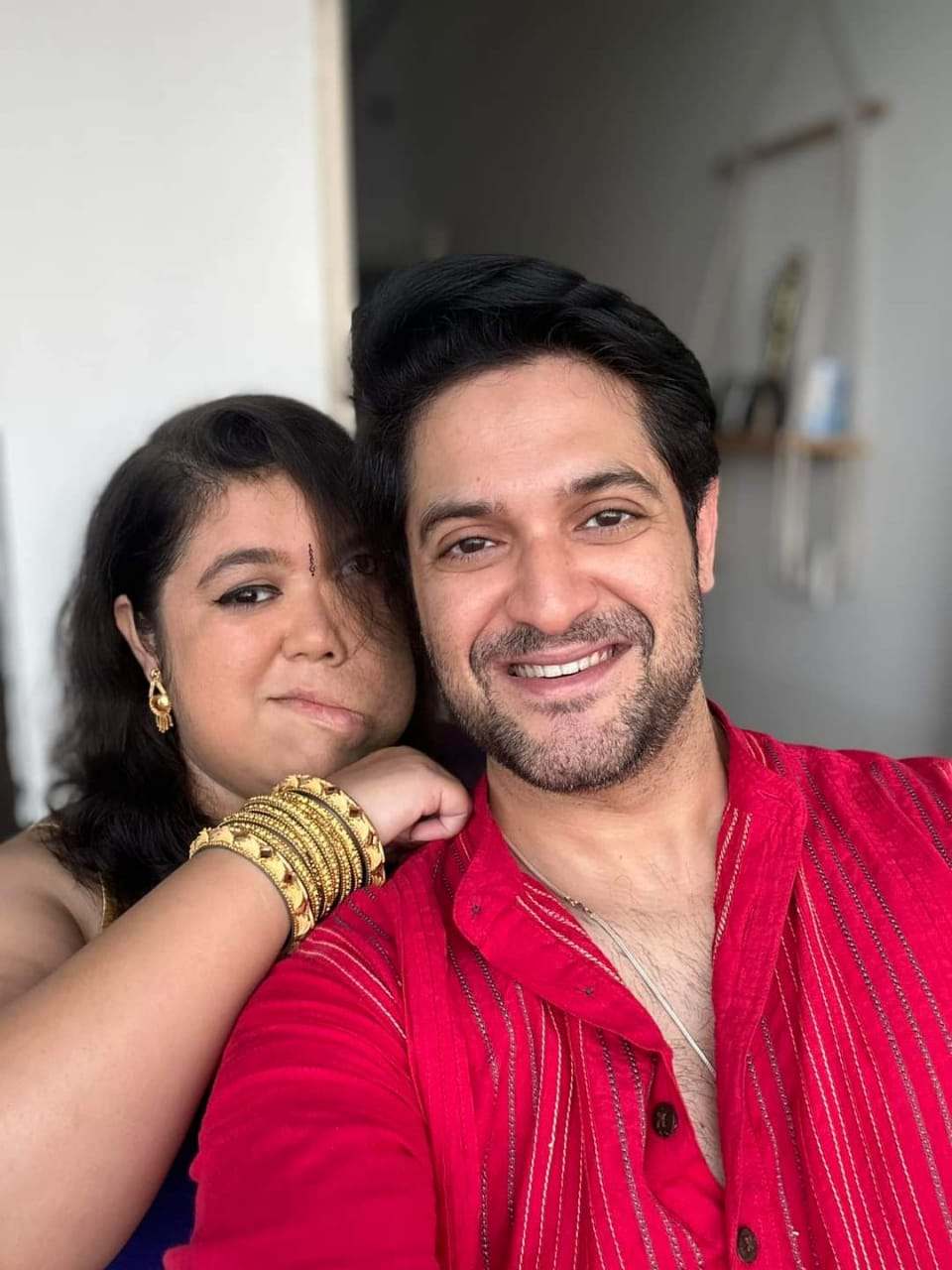 বিক্রম চট্টোপাধ্যায়- নিজের ফ্ল্যাটেই ভাইফোঁটার আয়োজন করলেন বিক্রম চট্টোপাধ্যায়। নিজের বোন আর দুই তুতো বোনকে নিয়ে হাসি-হুল্লোড়ে সুন্দর সময় কাটালেন। এই প্রতিবেদনটি ‘আনন্দ উৎসব’ ফিচারের একটি অংশ।