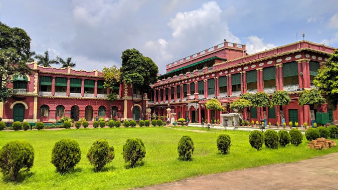 জোড়াসাঁকো ঠাকুর বাড়ি: জোড়াসাঁকো ঠাকুর বাড়িটি ১৭৮৪ সালে গড়ে উঠেছিল নীলমণি ঠাকুরের উদ্যোগে। কলকাতার উত্তরে এ বাড়িতেই রবীন্দ্রনাথ ঠাকুরের জন্ম। 