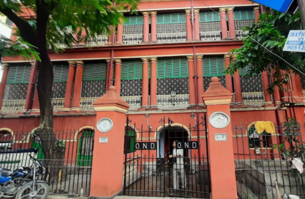 ছাতু বাবু-লাটু বাবুর রাজবাড়ি: বিডন স্ট্রিটের এই বাড়িটি কলকাতার অন্যতম একটি ঐতিহ্য।  রামদুলাল দে এই বাড়ির প্রতিষ্ঠাতা।  এ বাড়িতে দুর্গা, কালী, জগদ্ধাত্রীর পুজো হয়। দর্শন করতে ভিড় করেন শয়ে শয়ে মানুষ। 