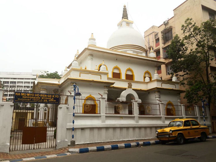 নিপ্পনজান মায়োহোজি বৌদ্ধ মন্দির: দক্ষিণ কলকাতার লেক রোডে এই মন্দিরটি প্রতিষ্ঠিত হয় ১৯৩১ সালে। এটি স্থাপিত হয়েছে বৌদ্ধধর্মের নিপ্পনজান মায়োহোজি বা নিপ্পনজান-মায়োহাজি-ডাইসাঙ্গা বৌদ্ধ সম্প্রদায়ের বিশ্বাস অনুসরণে।